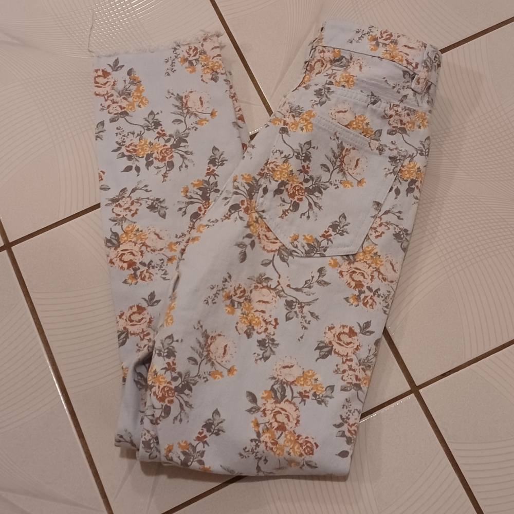 4/$60 Floral Ripped Jeans - Size US4